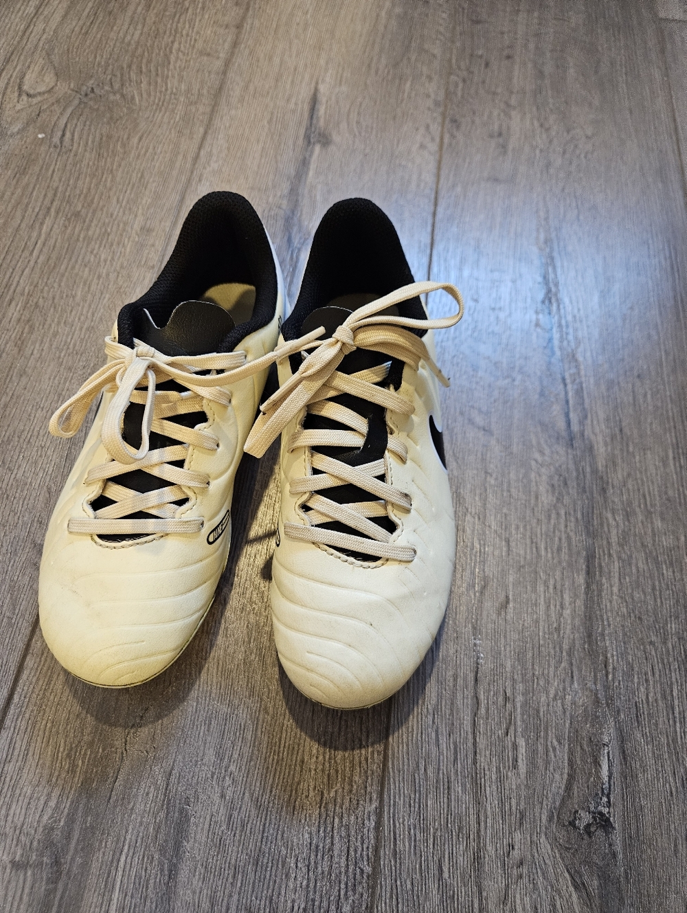Nike Kids JR Legend 10 Club Soccer Cleats - Size 1Y